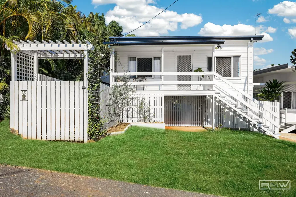 Cooee Bay 2房  Coastal Charm, Character & Future Potential