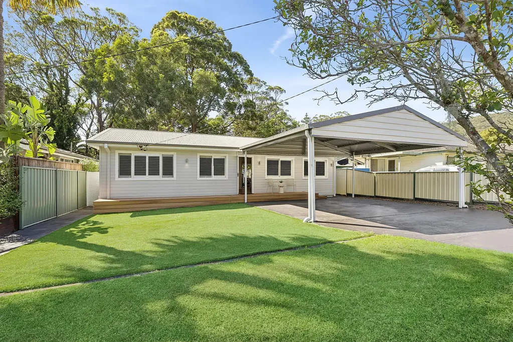 Point Clare 4 Bedroom Spacious, modern four bedroom home with contemporary comfort