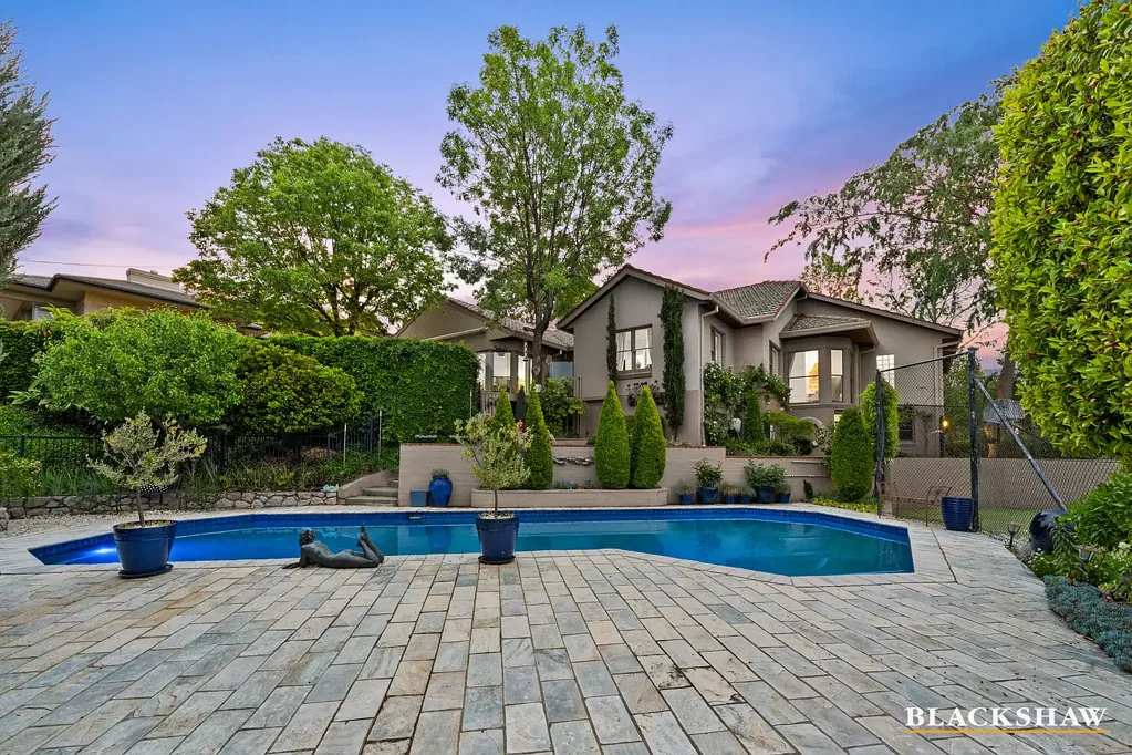 Forrest 4ห้องนอน Grand-scale luxury with superb gardens and Collins Park frontage