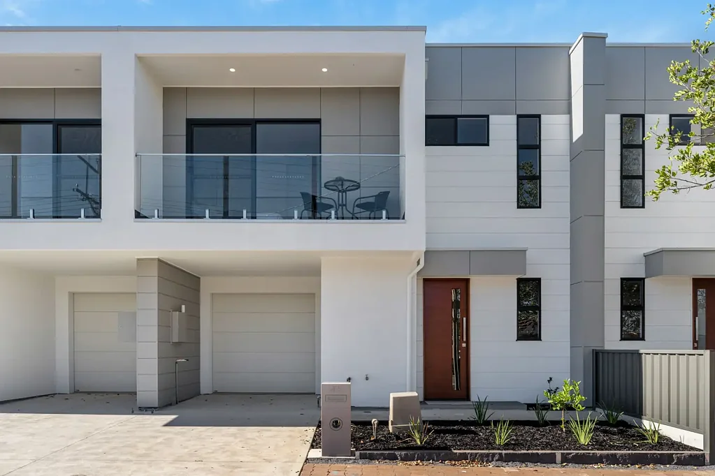 Campbelltown 3غرفة نوم Brand New, Torrens Titled Townhouse Living Awaits!
