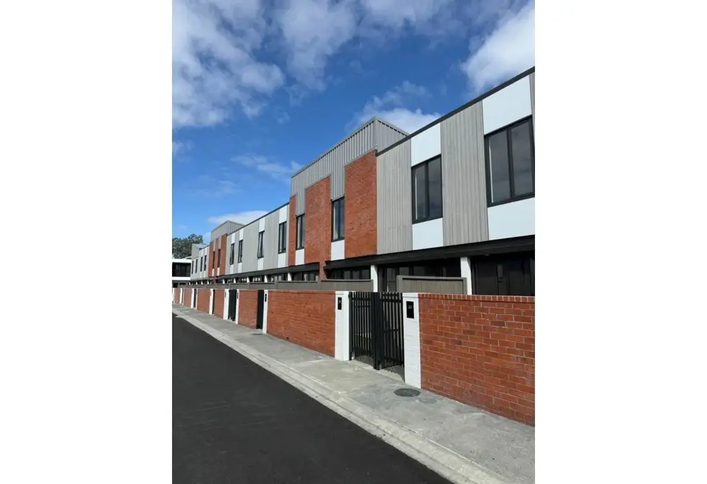 BRAND NEW 2 bedrooms + Study townhouse in Mt A...