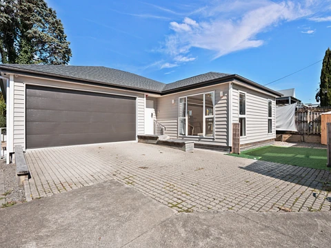 Henderson 4房 急售！四年新屋，单层布局，业主奔澳大利亚，定价出售！ Near-New, Single-Level Beauty - Priced to Sell!