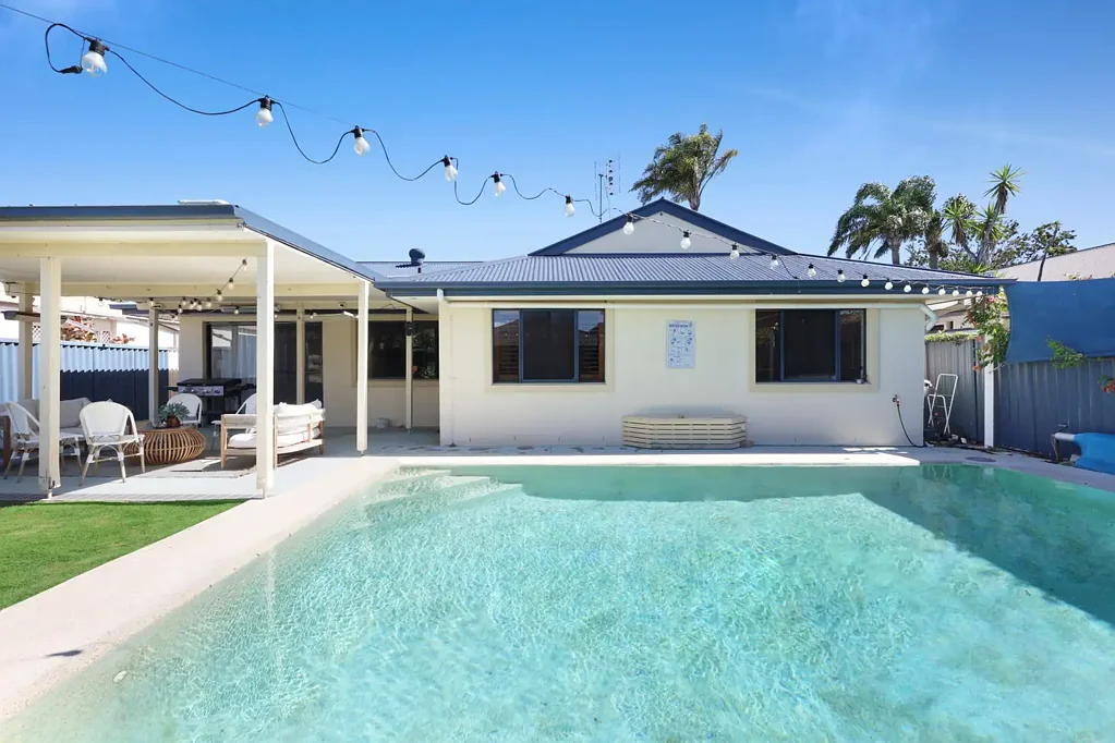 Paradise Point 3房  Prized North-Facing Site with DA Approval for 2 Freestanding Homes - Plus an Immaculate, Move-In-Ready Family Residence