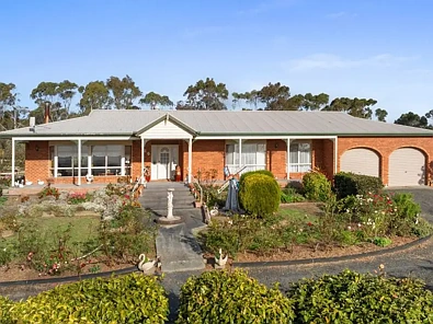 Buffalo 3 Bedroom Stunning views and the best of coast and country at your doorstep.