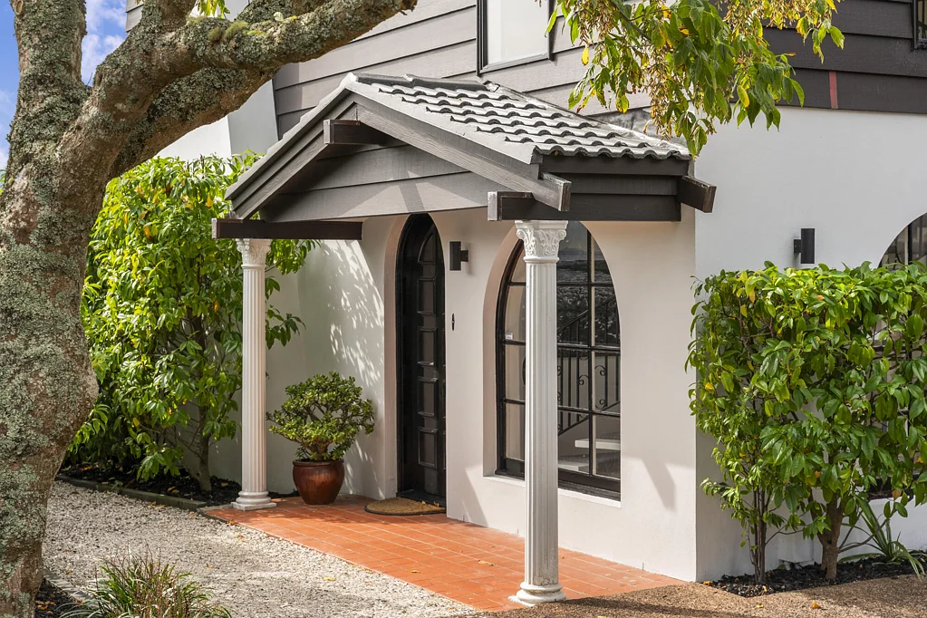 Saint Heliers 4房 泳池相伴，海景作幕！拥809㎡全幅地，尽享从容优雅人生 PRIVATE FAMILY HAVEN WITH STUNNING VIEWS