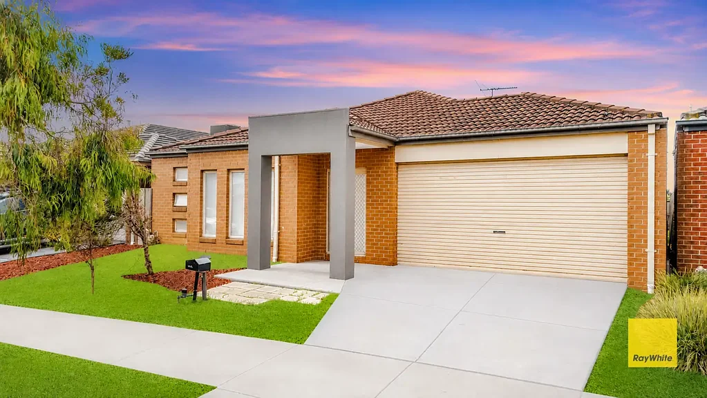 Tarneit 4chambre Nest or Invest in this Elegant Family Park Facing home in Prestigious Moorookyle Estate !