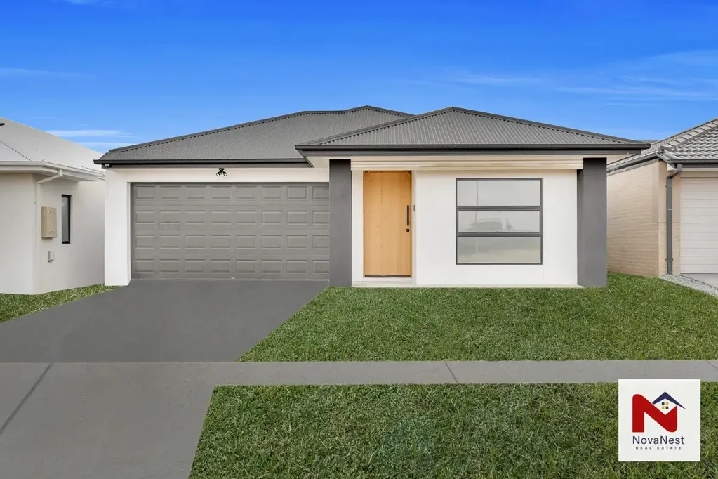 Tarneit 4ห้องนอน North Facing - A Rare Opportunity to Own a Luxurious Home with Upgraded Master Suite & Two Living Areas!