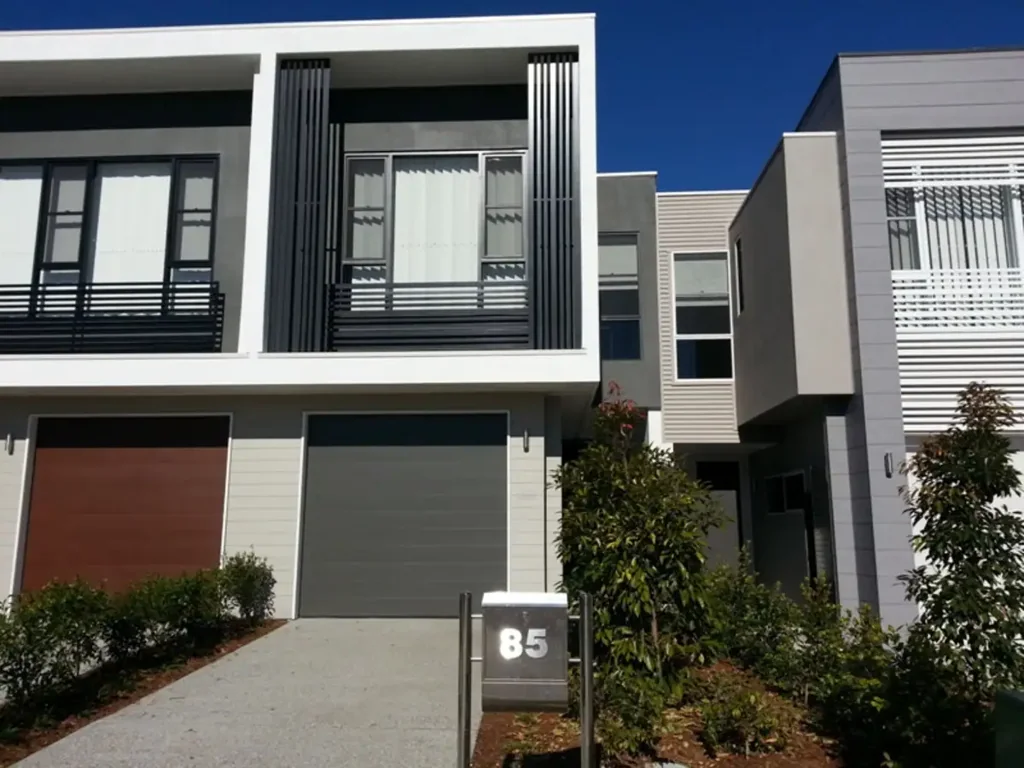 Robina 3ਬੈੱਡਰੂਮ Executive Terrace Home - Stroll to Robina Town Centre - NO Body Corporate