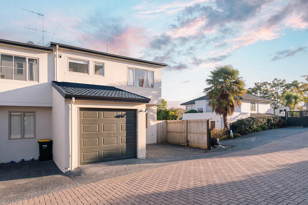 Oteha 3 Bedroom Rare 3-Bedroom Gem in Prime Oteha Pocket!