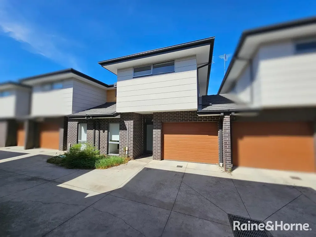 Spacious Townhouse - Convenient Location