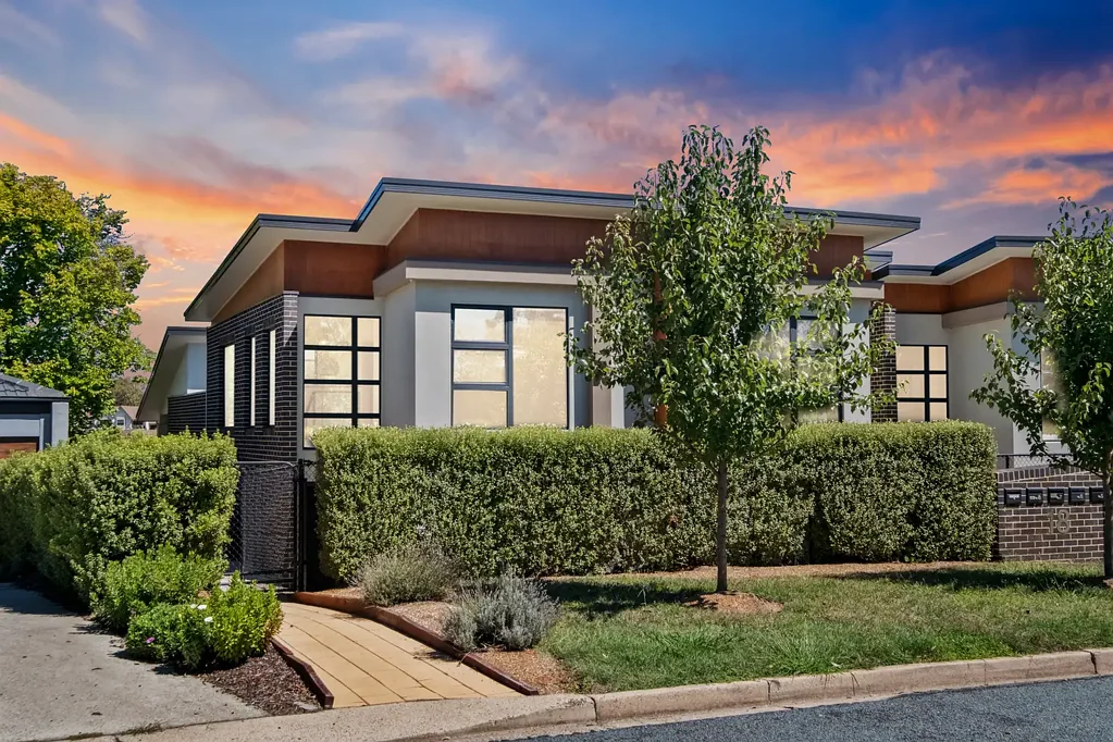Garran 3Kwarto SOPHISTICATED TOWNHOME LIVING WITH STUNNING VIEWS & HIGH-END FINISHES