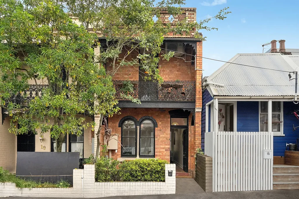 Rozelle 3房 全砖特色联排 优越Rozelle位置 宽敞地块 明亮生活区 多功能空间 私人露台 通风厨房 宽敞卧室 储物空间 咖啡馆餐厅近 Beautiful brick terrace offering central convenience