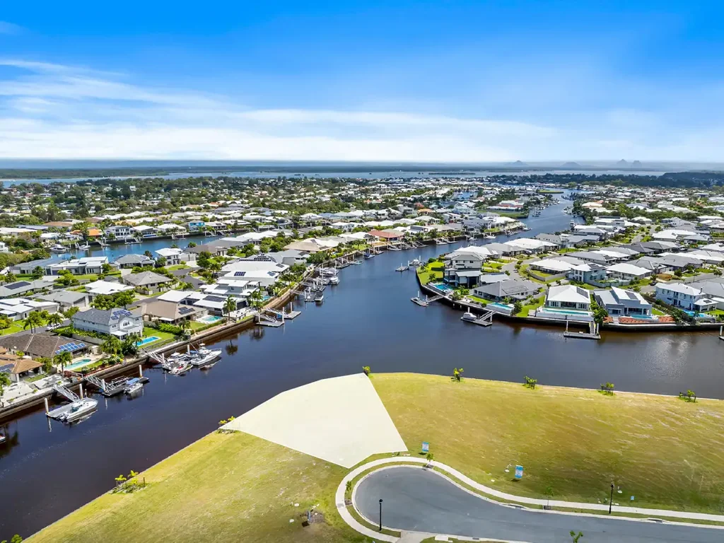 Banksia Beach Banksia Beach尊贵canal front 1057㎡地块 44.9米宽水岸 多船位私人码头 无遮挡运河景观 终极滨水生活 Waterfront Living on a Grand Scale