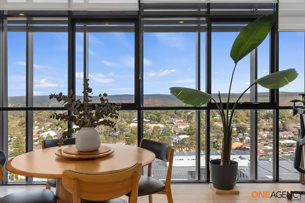 Kirrawee 3房 顶层珍稀位置 全景视野壮丽 现代石岛厨房 宽敞明亮卧室 两个安全车位 SOUTH VILLAGE'S FINEST RESIDENCE