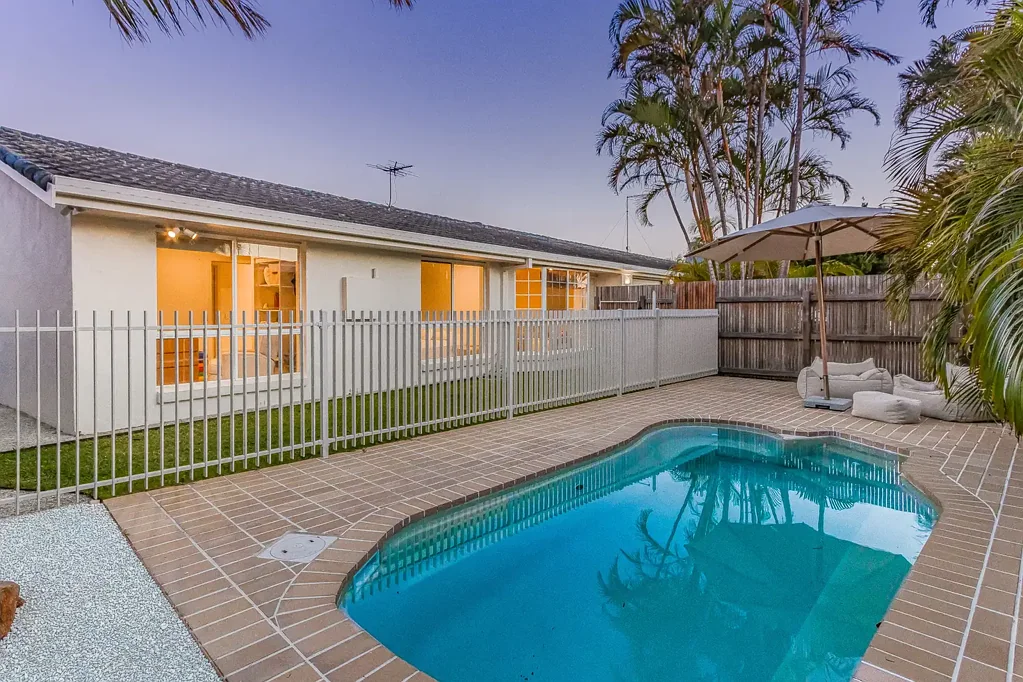 Pottsville 3બેડરૂમ Rare Coastal Duplex with Private Pool & Entertaining Appeal