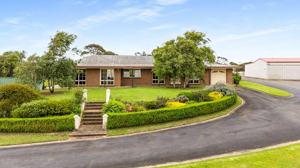 Suttontown 4कमरा Stunning, solid-built colonial-style lifestyle property featuring multiple workshops and entertaining areas