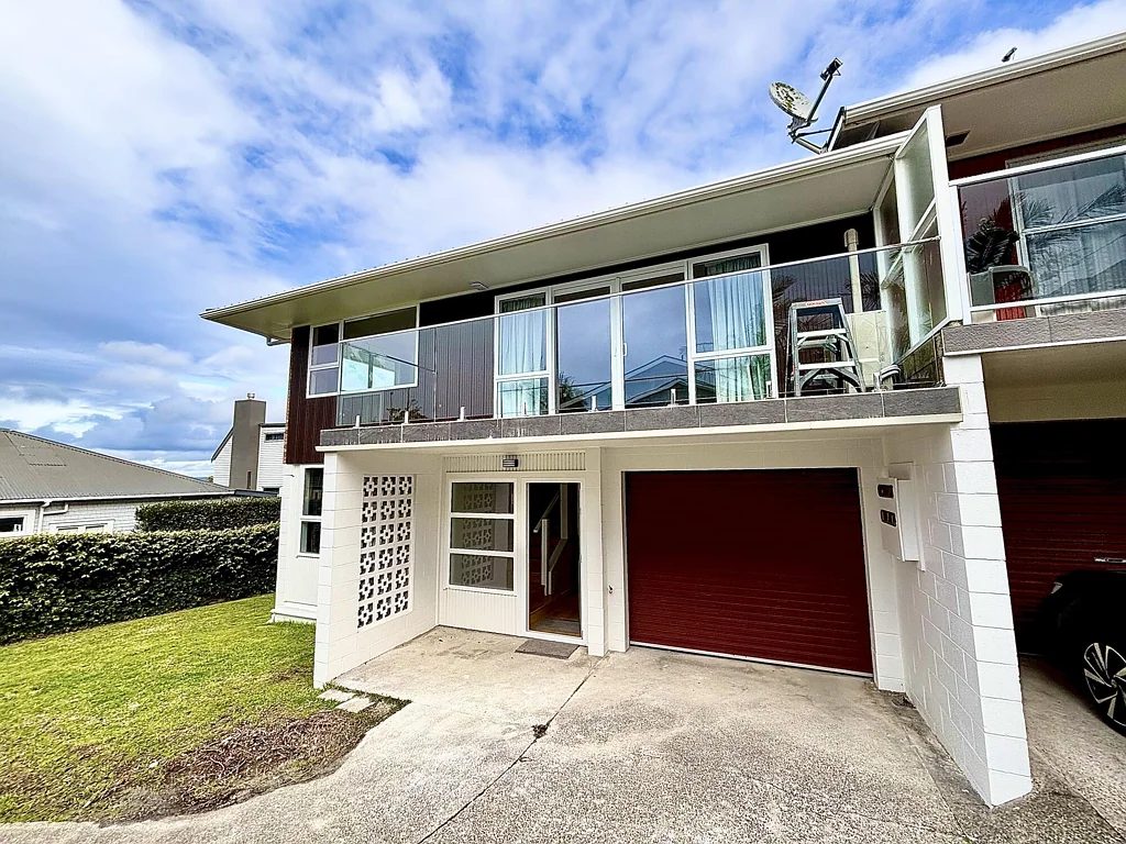 Fully renovated 3 bedrooms + 2 bathrooms & office space