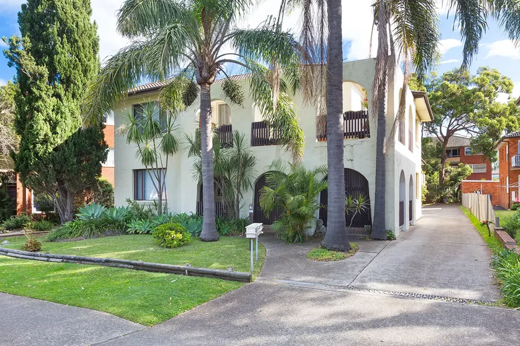 ONE BED APARTMENT WITH LOCK UP GARAGE