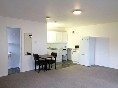 Well presents 1 studio (DOWNSTAIRS) in Henderson.