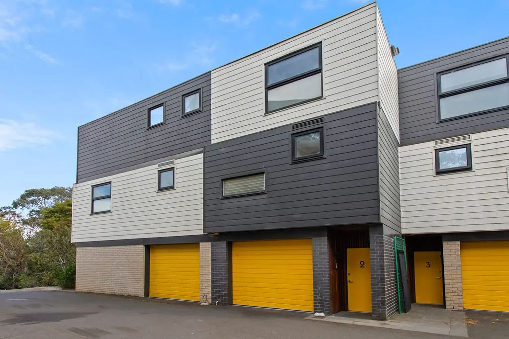 Forest Hill 2房 三层联排别墅 私人车库 安全锁车库 现代厨房 不锈钢电器 分体式冷暖 宽敞卧室 内置衣柜 步行商圈 公交便利 First National Real Estate Central Presents