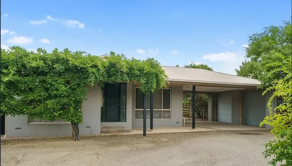 Modern Rental Property with Open Plan Living, Large Garden and Convenient Location.