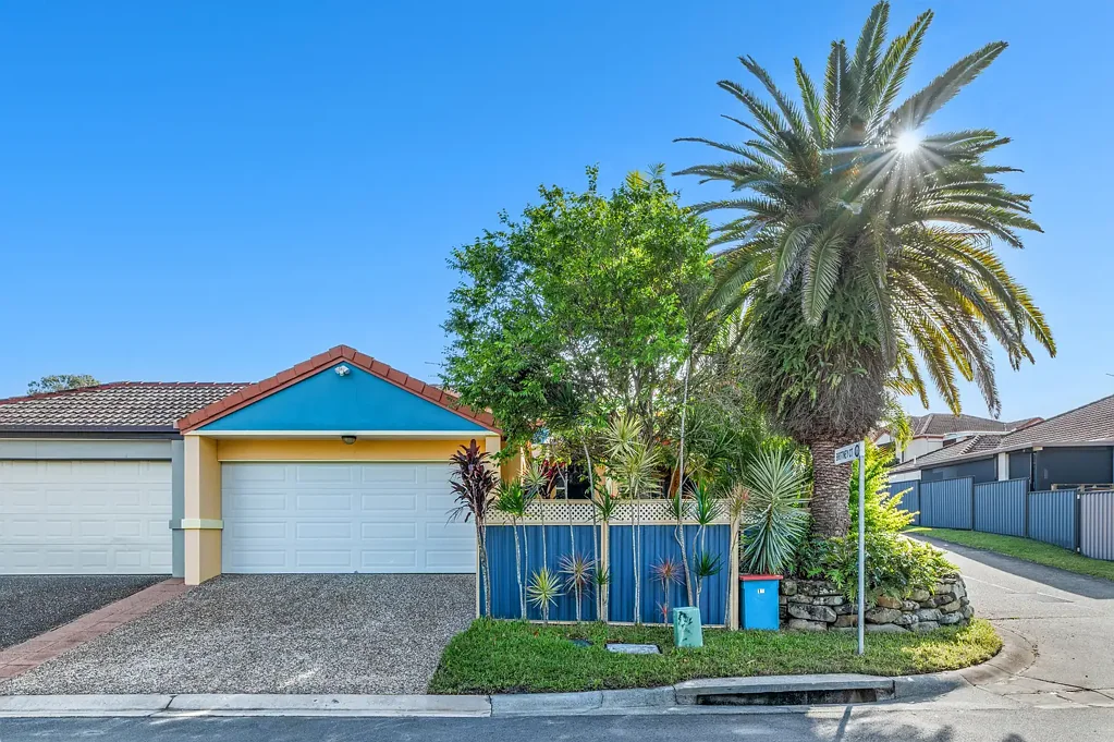 Ashmore 3ห้องนอน A Warm & Welcoming Private Garden Retreat Home Hidden Away on a Quiet Cul-de-Sac