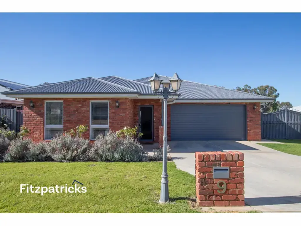 Modern Family Home close to Parkland, Schools and the University