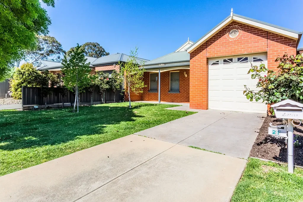 Central Moama 3-bedroom townhouse