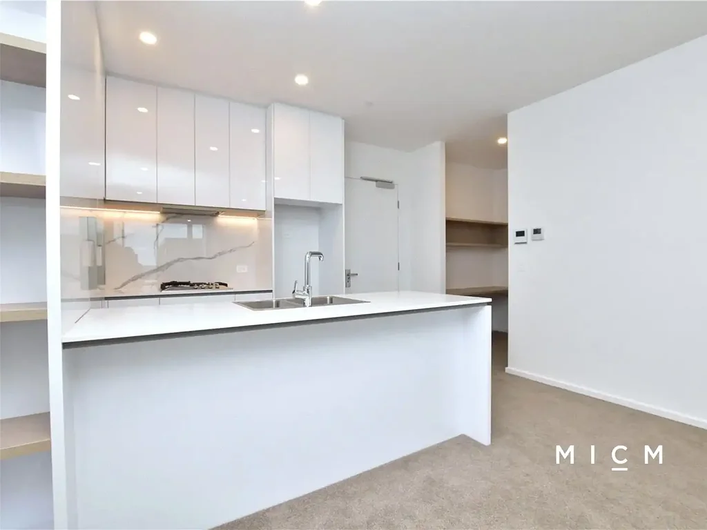 Modern One-Bedroom with Study and Carpark