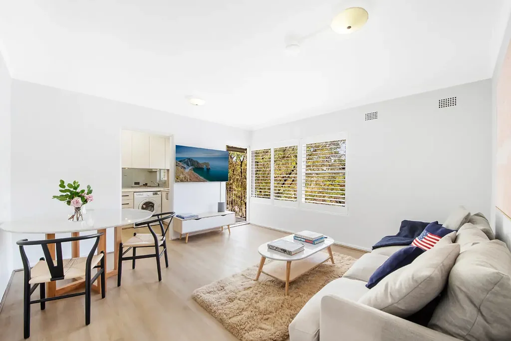 Mosman 2房 Balmoral坡地两居 公寓翻新 自然光线 街景视野 现代厨房 象牙色浴室 木地板 私人车位 交通便利 Gateway to the Balmoral Lifestyle