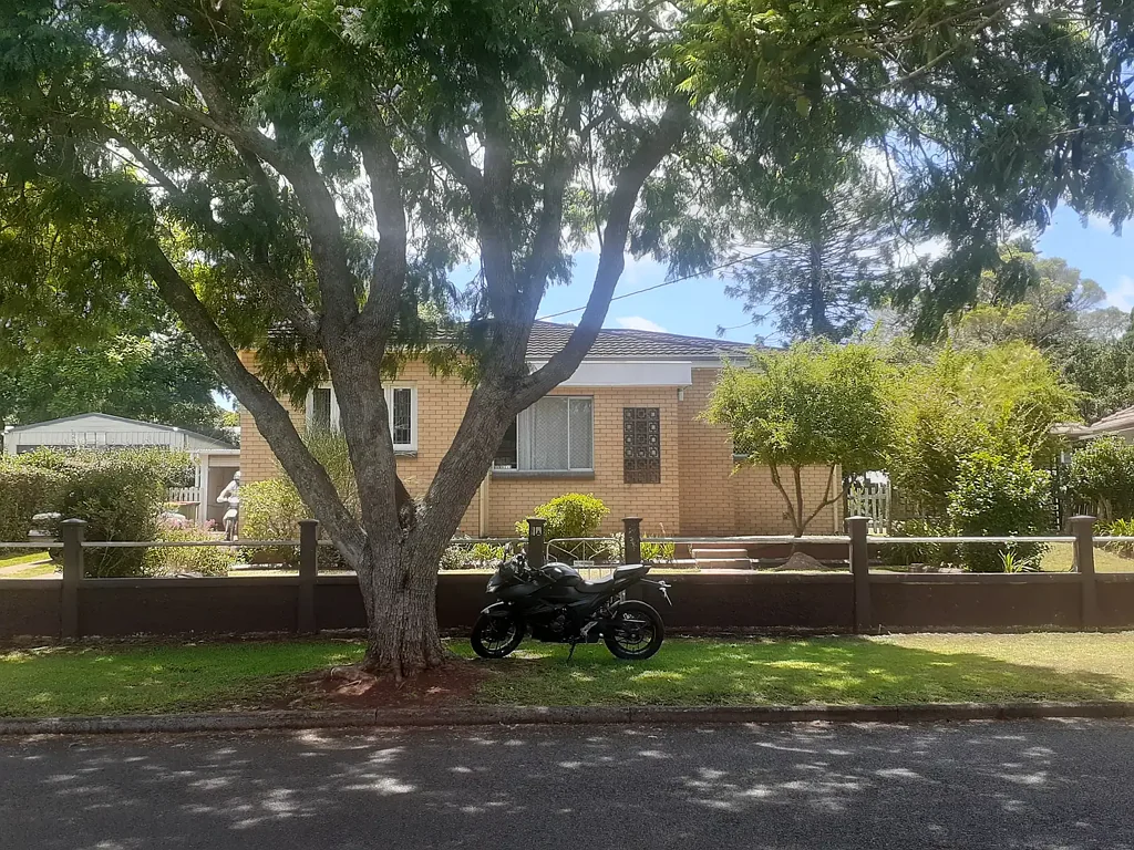Mount Lofty 3 Slaapkamer Older established family home on large 898sq mtr block.