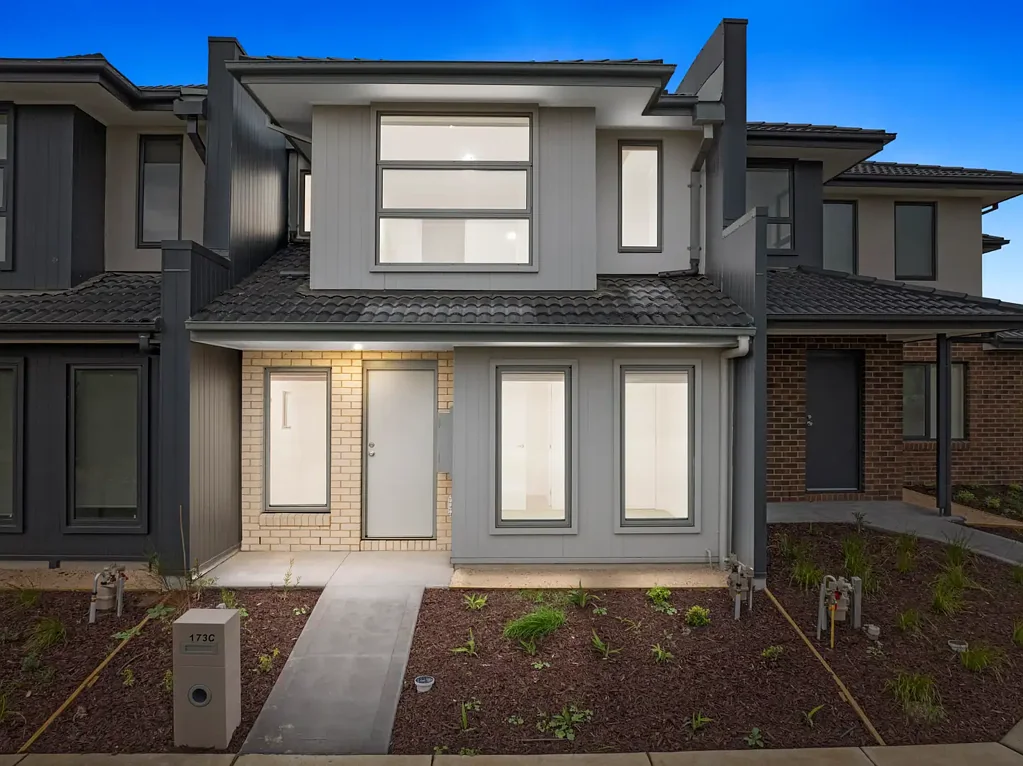 Mernda 3房  Brand-New 3-Bedroom Townhouse Backing onto Parkland - No Body Corp!