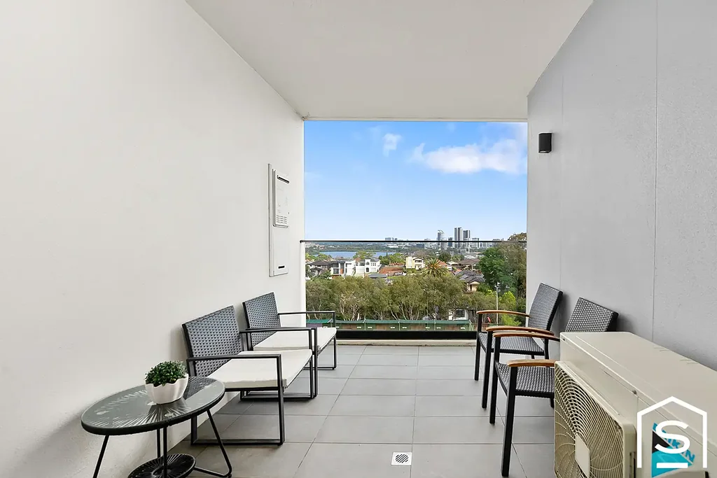 Ryde 2Moenga Contemporary Apartment with Stunning Water & City Views