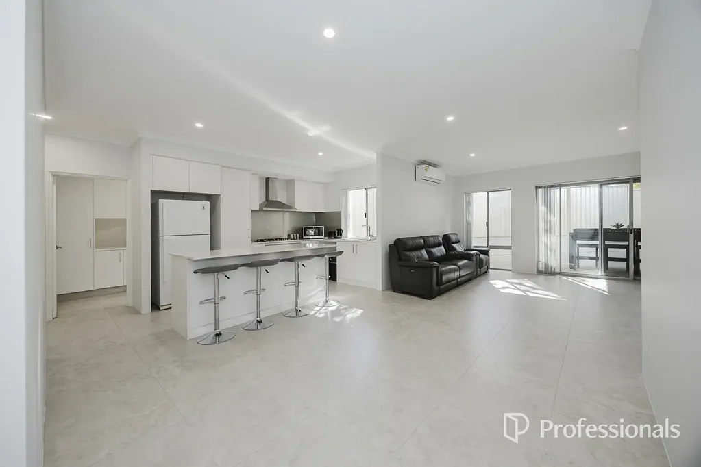 Ballajura 4房  ** Stunning rear Duplex **