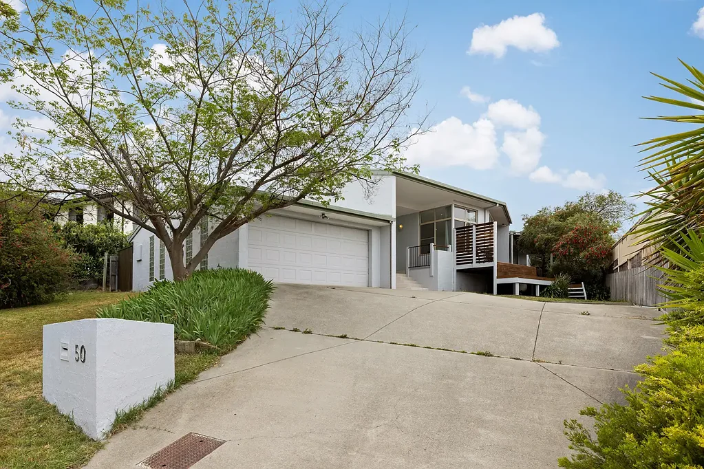 Banks 4 Slaapkamer Spacious family home with multiple living areas and a 4-car garage