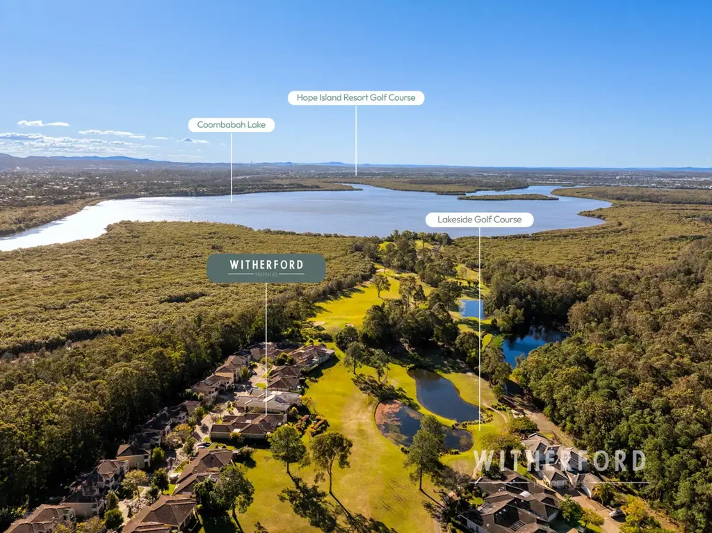 Coombabah 3房  Fore! Watch Out for Kangaroos on the Fairway!