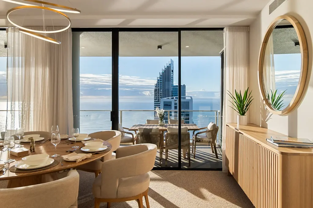 Surfers Paradise 3房  Renovated Level 62 Sub Penthouse with Spectacular Ocean, City & Hinterland Views