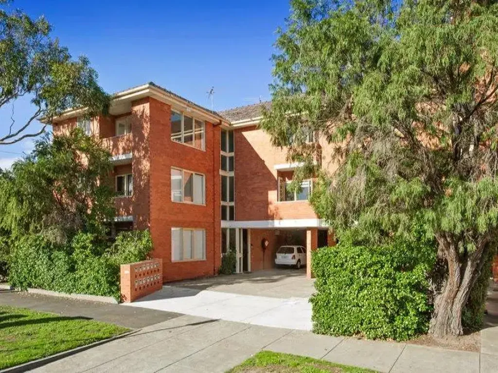 BAY VIEWS IN LOVELY ST KILDA WEST!