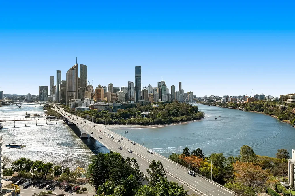 Top-Floor Apartment with Spectacular City & River Views