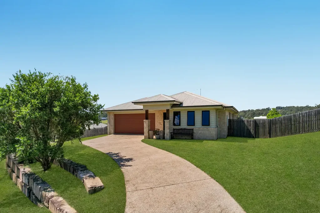 Woodhill 4ห้องนอน Family home on Acreage with town water!!