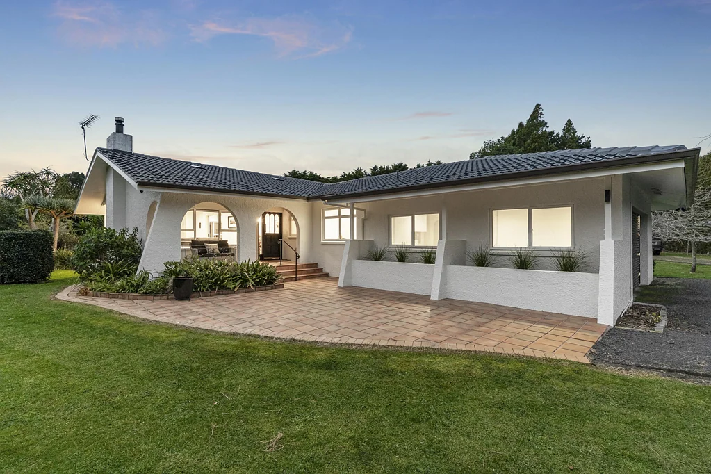 Riverhead 3 Bedroom Beautiful Bungalow, Brilliant Shed