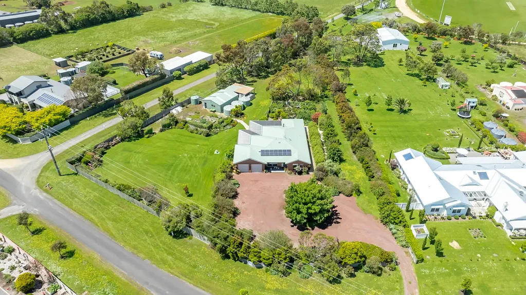 Bushfield 4chambre Perfectly Presented Lifestyle Property with Dual Access and Exceptional Shedding
