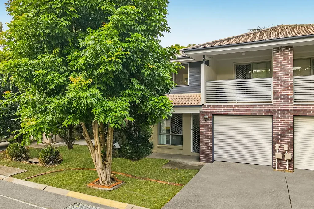 Hillcrest 3房 宽敞联排别墅，带额外第二起居区 Spacious Townhouse with Bonus Second Living Area
