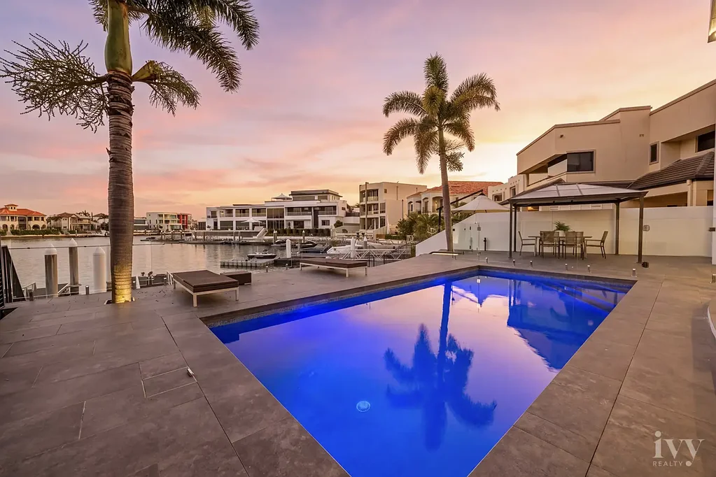 Paradise Point 5房  North-Facing Waterfront Entertainer with Wide Water Views