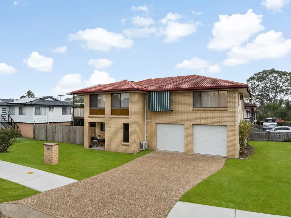 Capalaba 4房 转角地块宽敞 3卧1书房 翻新厨卫 开放式布局 大尺寸后院 泳池空间 Spacious Family Living on Corner Block