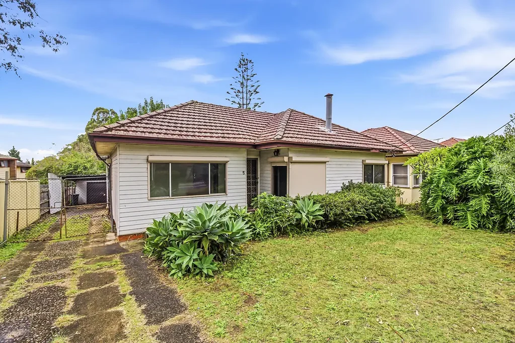 Seven Hills 3房 黄金地段 优质拆除重建 607㎡宽幅地 靠近学校公园 交通便捷 Auction - Unless Sold Prior - Deceased Estate