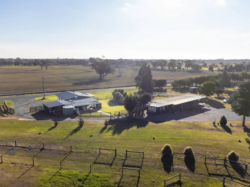Harston 3房  Nicely renovated home, large outdoor entertaining area, multiple paddocks, horse facility's on approx. 32 acres