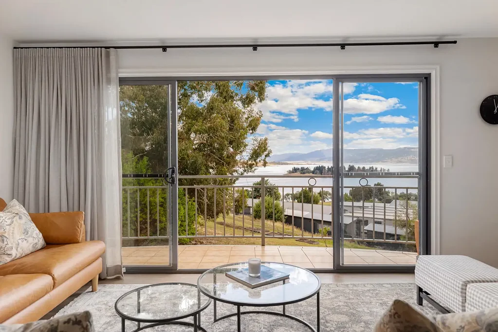Jindabyne 4ਬੈੱਡਰੂਮ Fully Furnished & Professionally Styled 4 Bedroom property with stunning lake views