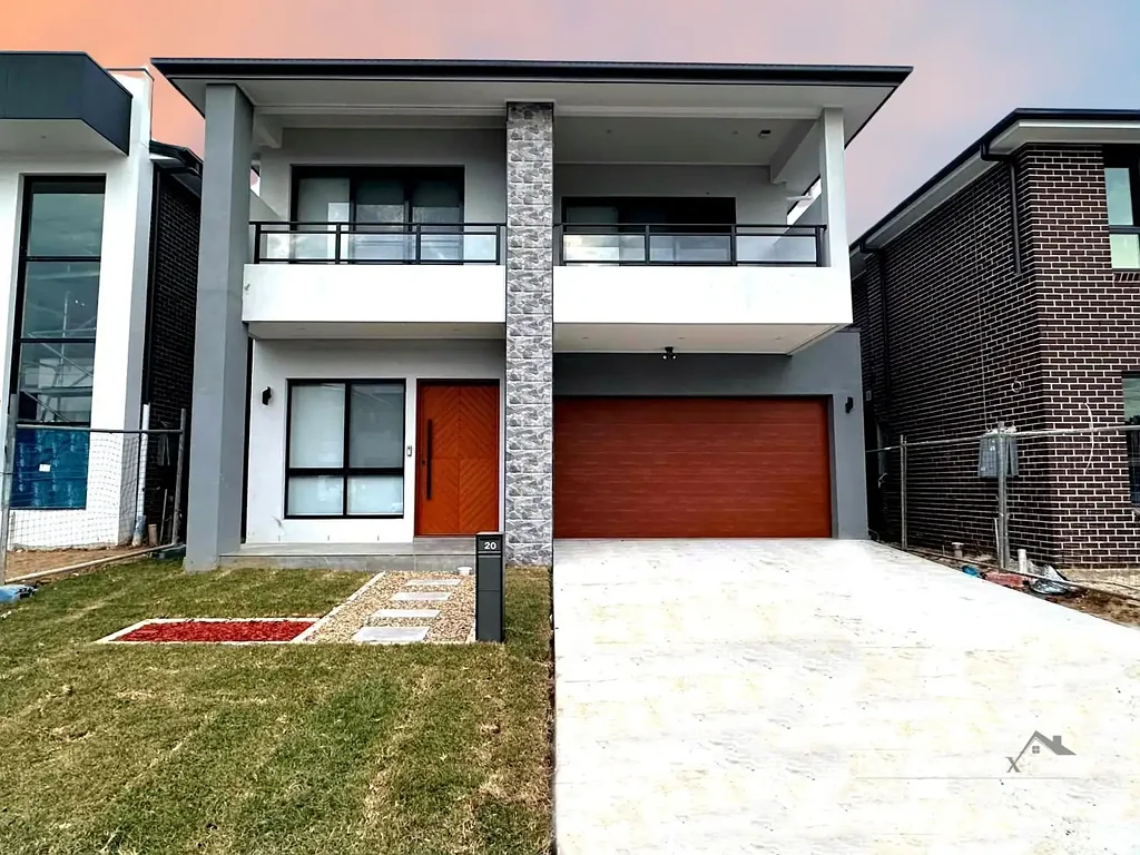 Modern Brand New Custom Built Home In Elara !