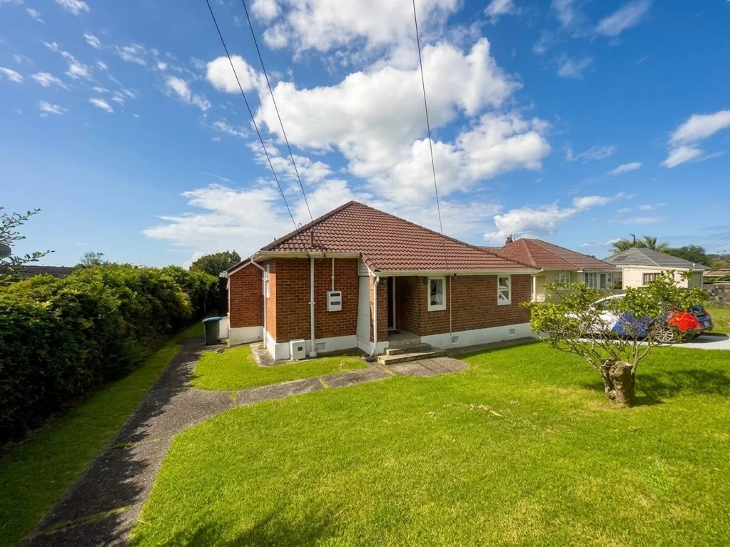 3 Bedrooms  1 Bathroom  Lawn Mowing Included